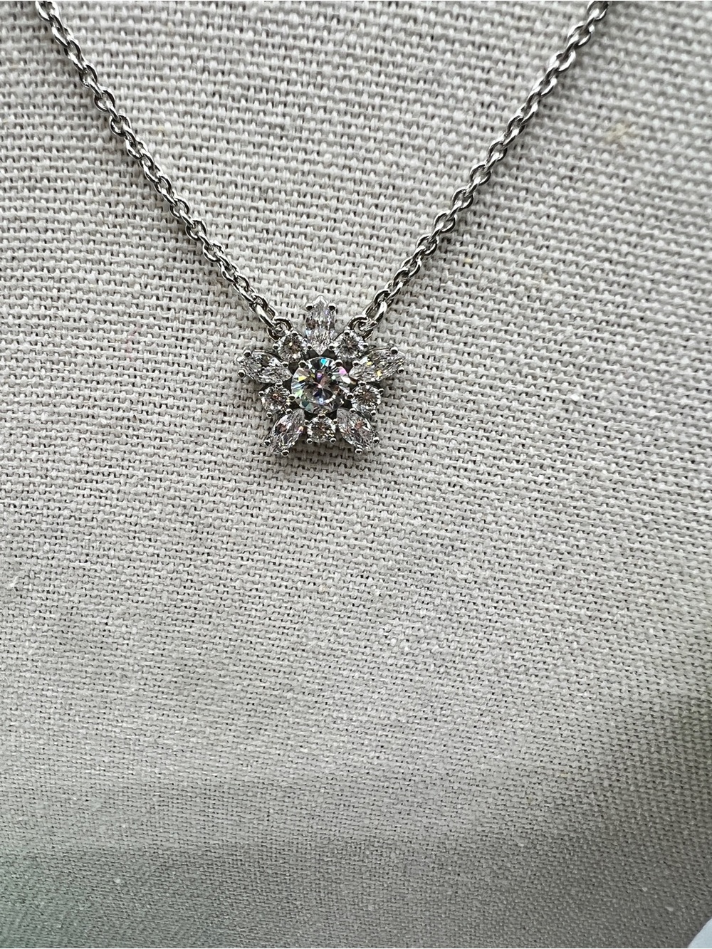 Marchesa NWT Silver Snowflake Necklace with Travel Case and Carriage Charm/Keych - Picture 5 of 5